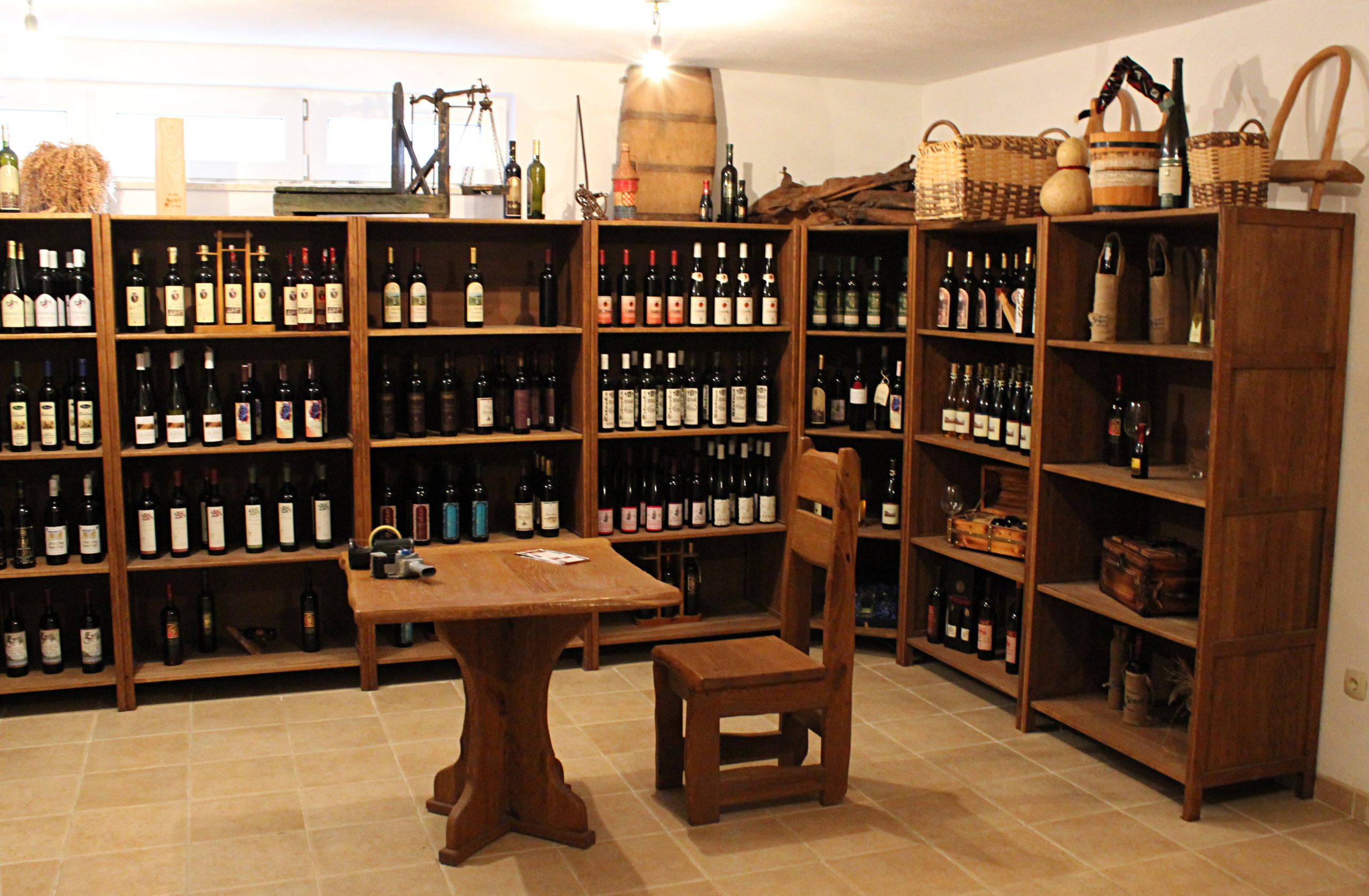 POLICA ZA VINO – MEĐUGORJE - Žir - Rustikalni namještaj